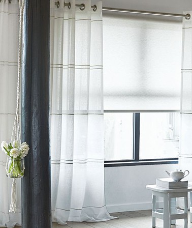 Wit rolgordijn met gordijn combineren woonkamer transparante vitrage zwart wit wonen