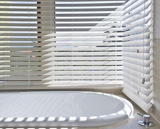 Solano PVC jaloezieën badkamer houtlook lamellen raamdecoratie