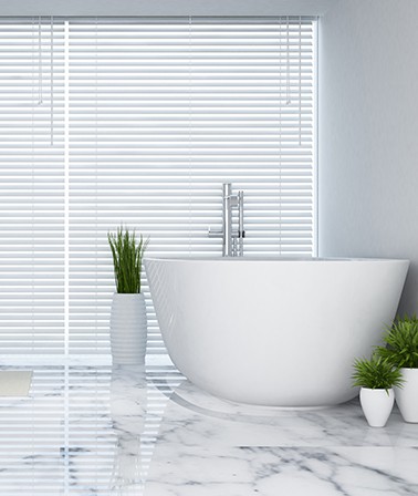 Aluminium jaloezieën badkamer raamdecoratie wit marmer moderne badkuip rond