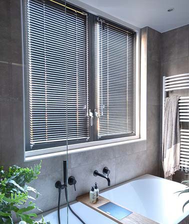 Verano aluminium jaloezieën badkamer raambekleding kunststof kozijnen raamdecoratie draai kiepraam bad