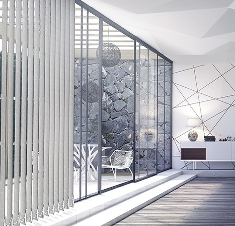grijze verticale lamellen moderne raambekleding modern interieur