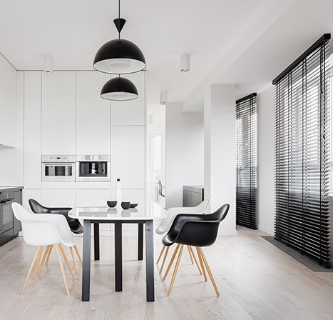 Moderne jaloezieën zwart wit keuken eames chairs moderne raambekleding interieur