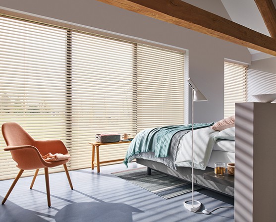 Houten jaloezieën raambekleding scandinavisch interieur slaapkamer eames stoel gietvloer houten balken