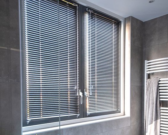 Raambekleding badkamer draai kiepraam aluminium jaloezieën PerfectFit Verano EasyFit Smartfit raamdecoratie klemmen