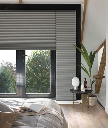 Moderne slaapkamer ideeen raamdecoratie moderne slaapkamer grijze plisségordijnen